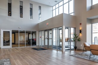 Heights At Linden Square in Gladstone, MO - Foto de edificio - Lobby