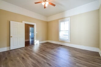 114 E Broad St in Newnan, GA - Foto de edificio - Building Photo