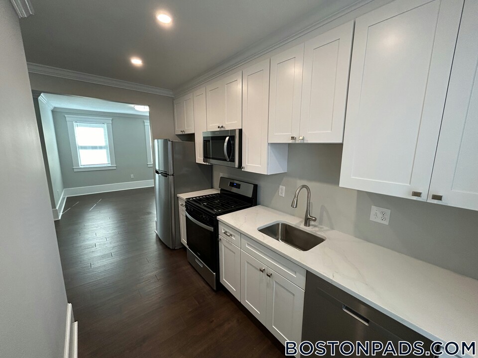 66 Church St-Unit -2 in Waltham, MA - Foto de edificio