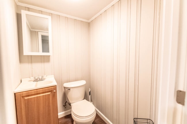 72 W Broadway, Unit 72 B All Utilities Incl in Derry, NH - Building Photo - Building Photo