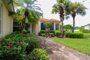 3927 Aurora Ct in Naples, FL - Building Photo