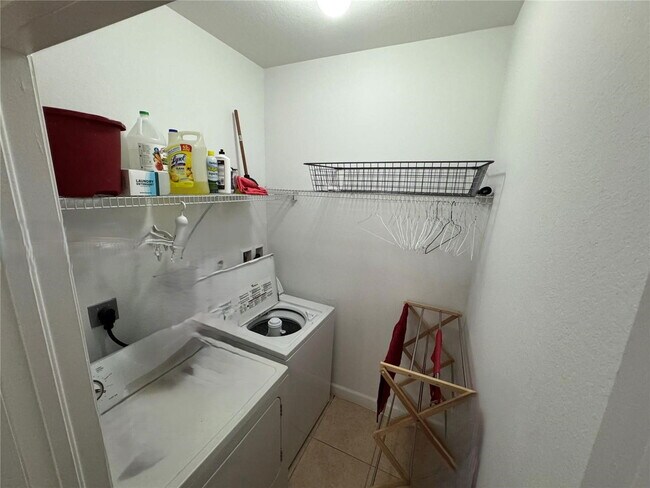 10748 NW 74th Terrace in Doral, FL - Building Photo - Building Photo