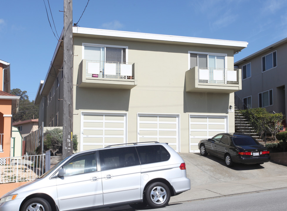 566 Miller Ave in South San Francisco, CA - Foto de edificio