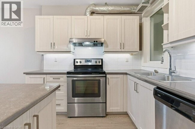 1012 King St E in Hamilton, ON - Building Photo - Building Photo