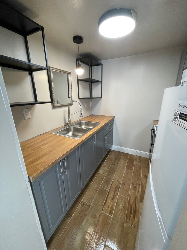 833 W Stone St, Unit C