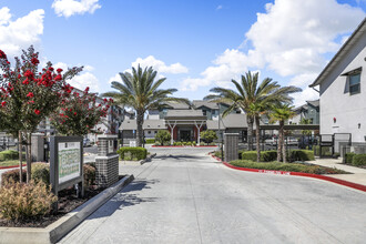 Tesoro Apartments in Manteca, CA - Foto de edificio - Building Photo