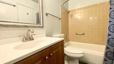 2 Anchor Dr in Emeryville, CA - Building Photo - Building Photo