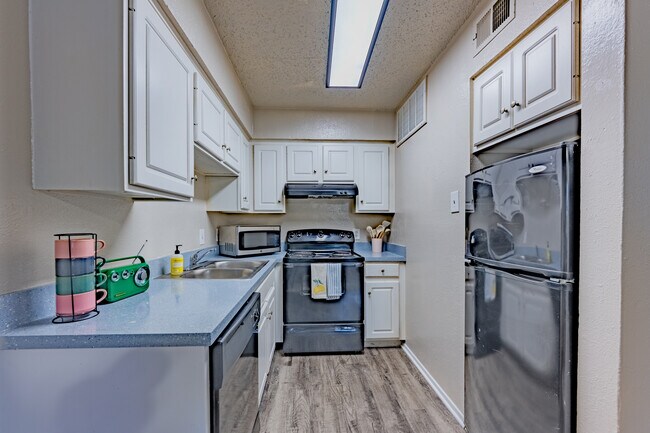 University View Denton in Denton, TX - Building Photo - Interior Photo