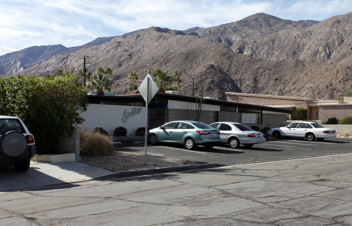 621 E Riverside Dr in Palm Springs, CA - Building Photo