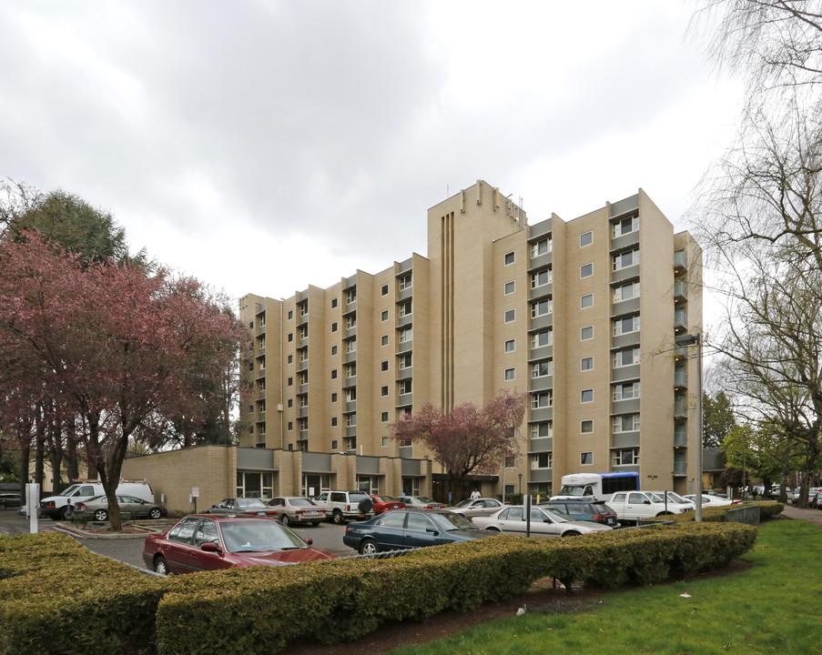 Dahlke Manor in Portland, OR - Building Photo