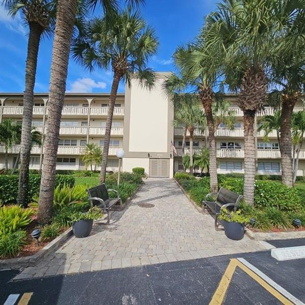 4701 Martinique Dr in Coconut Creek, FL - Building Photo
