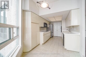 7825 Bayview Ave in Markham, ON - Building Photo - Building Photo