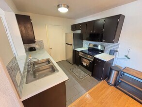 221 Mission Catalina Ln in Las Vegas, NV - Building Photo - Building Photo