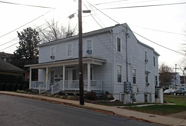 117-121 E Edmondson St in Culpeper, VA - Foto de edificio - Building Photo