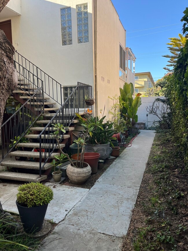 8056 Redlands St, Unit 1 in Playa Del Rey, CA - Building Photo - Building Photo