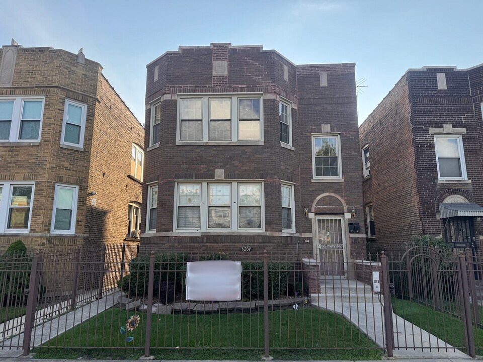 6204 S Claremont Ave in Chicago, IL - Building Photo