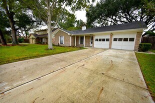 217 Rachael Ln in Friendswood, TX - Building Photo