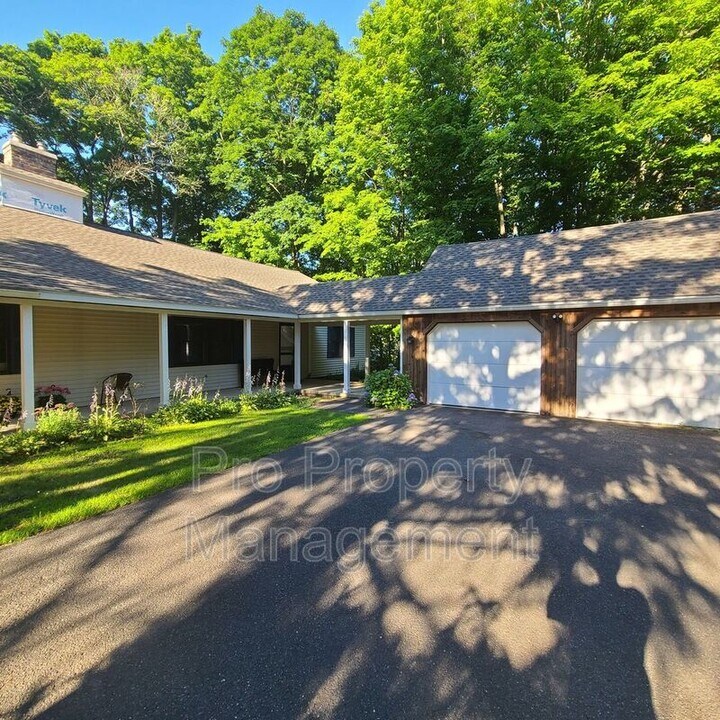 60 Westwood Rd in Woodbury, CT - Building Photo