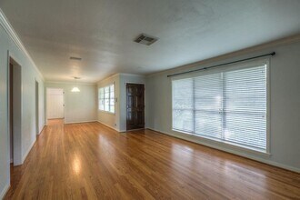 808 Carol St in Bellaire, TX - Building Photo - Building Photo