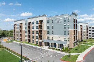Neo Vantage Point in St. Louis, MO - Building Photo