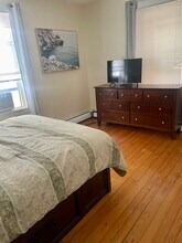 13 Holland St, Unit A in Newport, RI - Foto de edificio - Building Photo