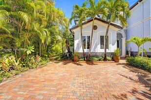 18093 NW 87th Pl in Hialeah, FL - Building Photo