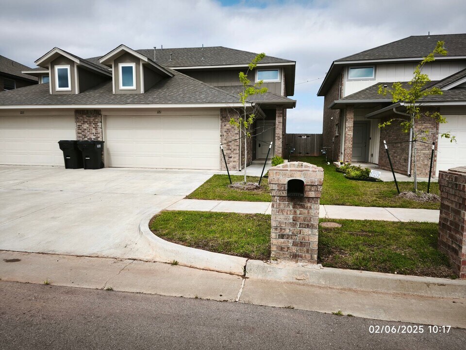 230 SW 34th St in Moore, OK - Building Photo