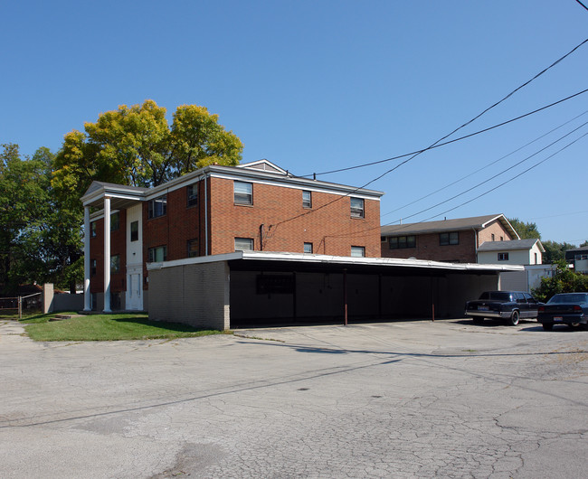 Colonial Arms Apartments in Youngstown, OH - Building Photo - Building Photo