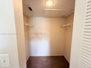 960 Lake Victoria Dr in West Palm Beach, FL - Foto de edificio - Building Photo