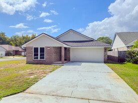 1783 Ivalea Cir in Navarre, FL - Building Photo