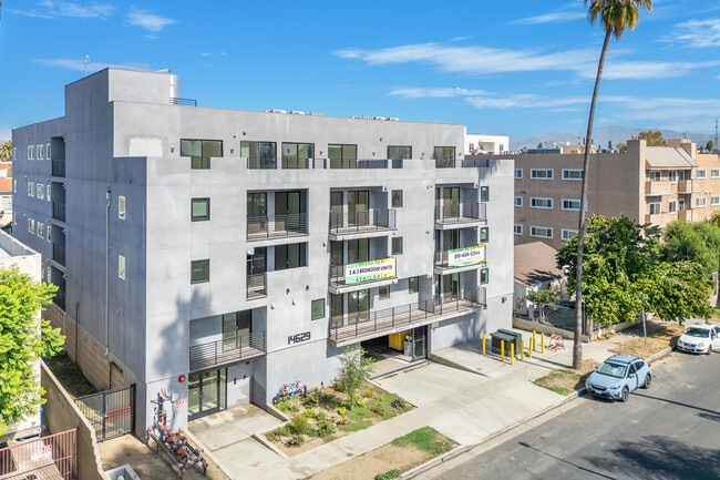 14629 W Erwin St in Van Nuys, CA - Foto de edificio - Building Photo