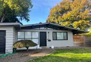 12920 SW Faircrest St in Portland, OR - Building Photo