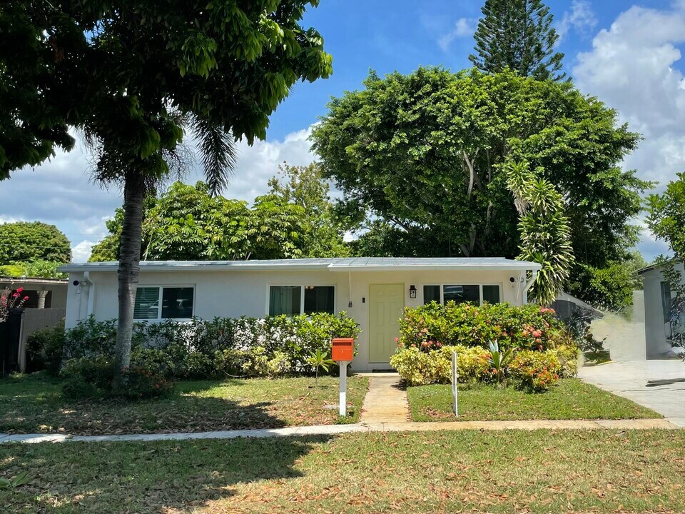 5523 Columbus Rd in West Palm Beach, FL - Building Photo