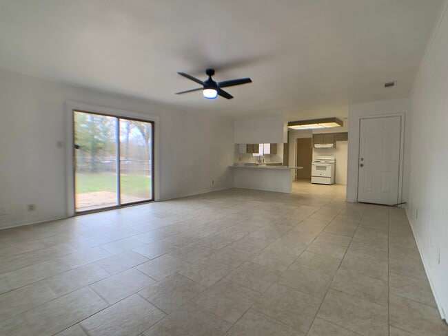 3111 Gilmer Rd in Longview, TX - Building Photo - Building Photo