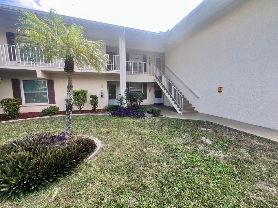 1100 Pondella Rd in Cape Coral, FL - Building Photo