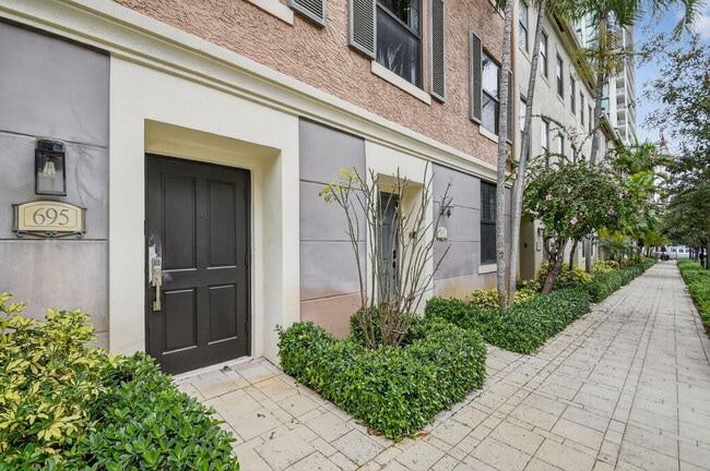 695 Hibiscus St in West Palm Beach, FL - Building Photo - Building Photo