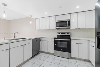 9187 Fontainebleau Blvd in Miami, FL - Building Photo - Building Photo