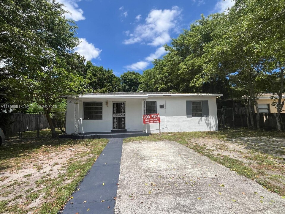 1351 NE 149th St in Miami, FL - Building Photo