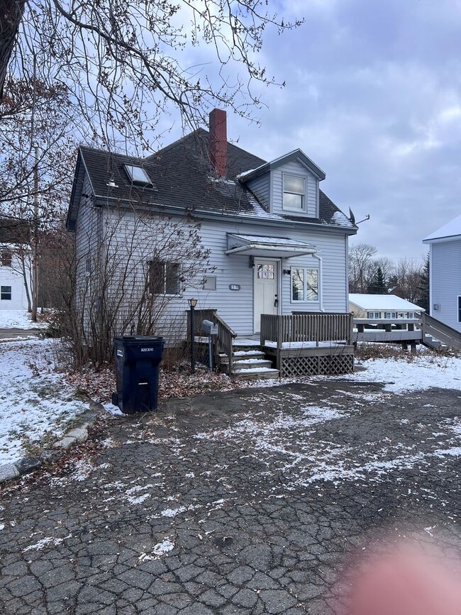 59 Milford St in Bangor, ME - Foto de edificio - Building Photo