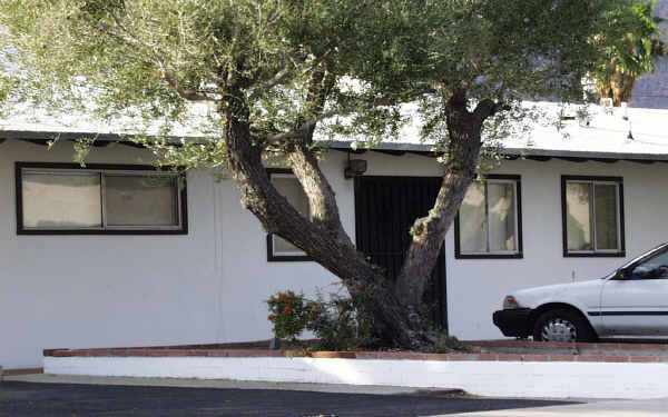 877 E Cottonwood Rd in Palm Springs, CA - Foto de edificio