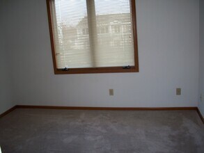 2051 Cliff Alex Ct S, Unit Apt 3 in Waukesha, WI - Foto de edificio - Building Photo