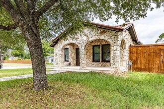 1398 Jackson St in New Braunfels, TX - Building Photo - Building Photo