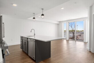 34 Hichborn St, Unit 2 in Boston, MA - Foto de edificio - Building Photo
