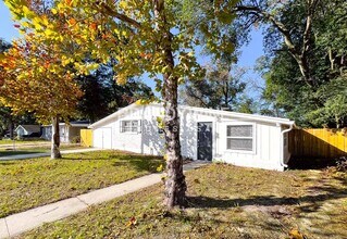 7227 Stonehurst Rd N in Jacksonville, FL - Foto de edificio - Building Photo