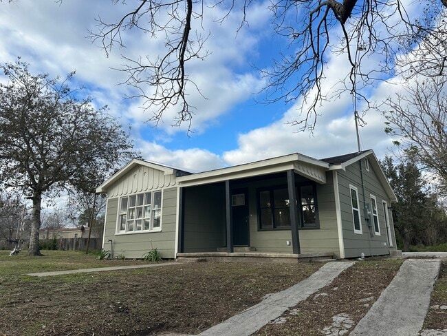 804 E Water St in Victoria, TX - Building Photo - Building Photo