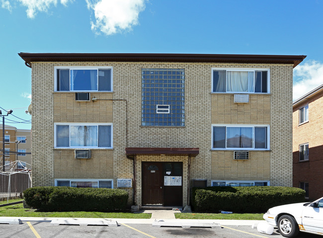 10585 W Touhy Ave in Des Plaines, IL - Building Photo - Building Photo