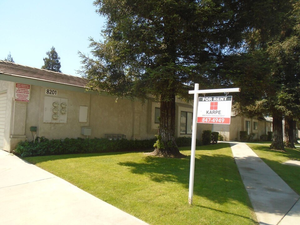 8201 Laborough Dr in Bakersfield, CA - Building Photo