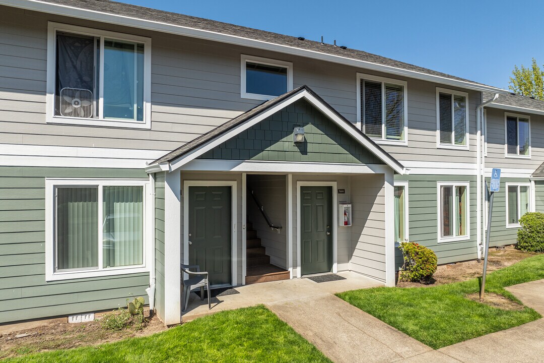 Bristol Court Apartments in Milwaukie, OR - Building Photo
