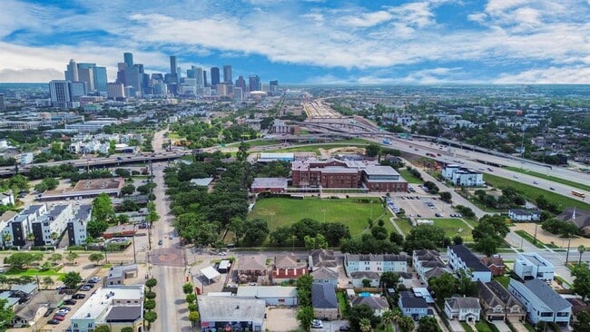 1818 Wheeler Ave in Houston, TX - Building Photo - Building Photo