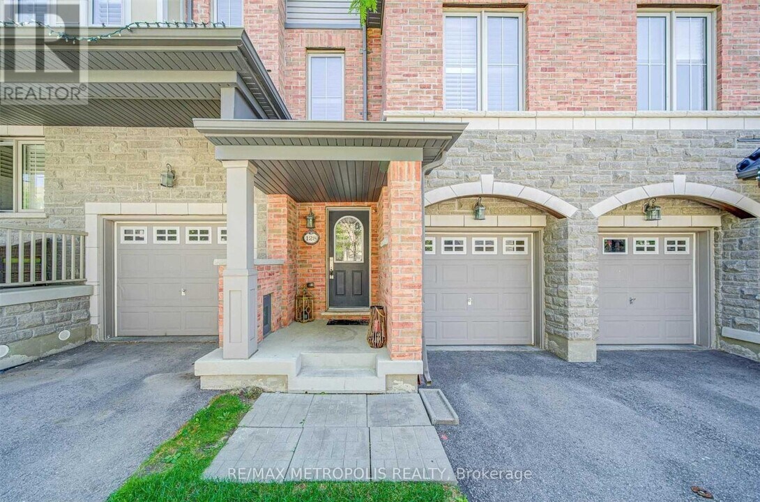 128 Cedar Lake Crescent in Brampton, ON - Building Photo